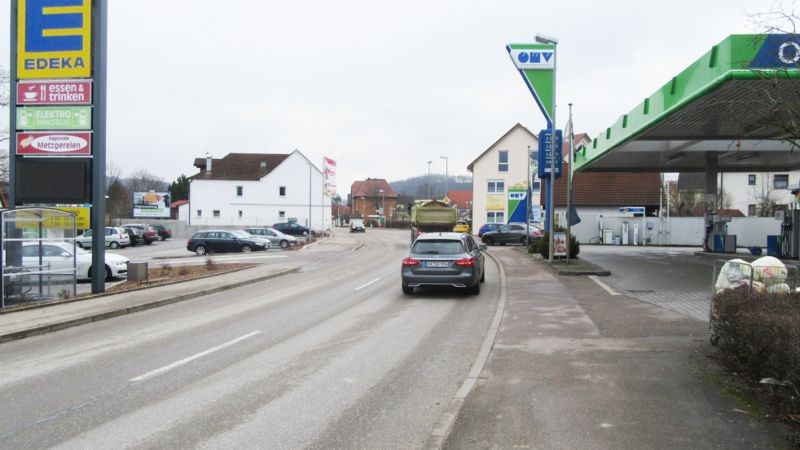 Hauptstr. 54/Edeka/Höhe Einfahrt (quer zur Str)