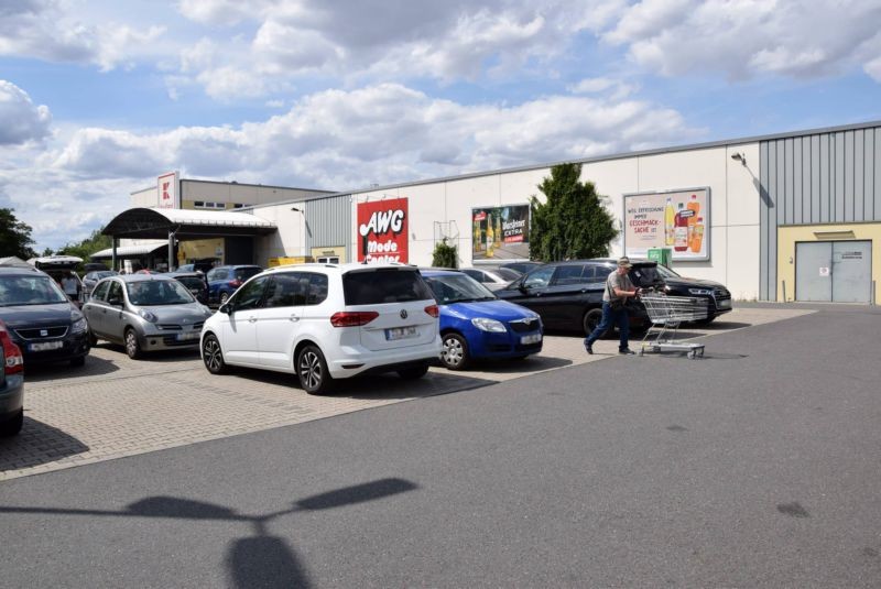 Äußere Dresdner Str. 25 /Kaufland/rts vom Eingang