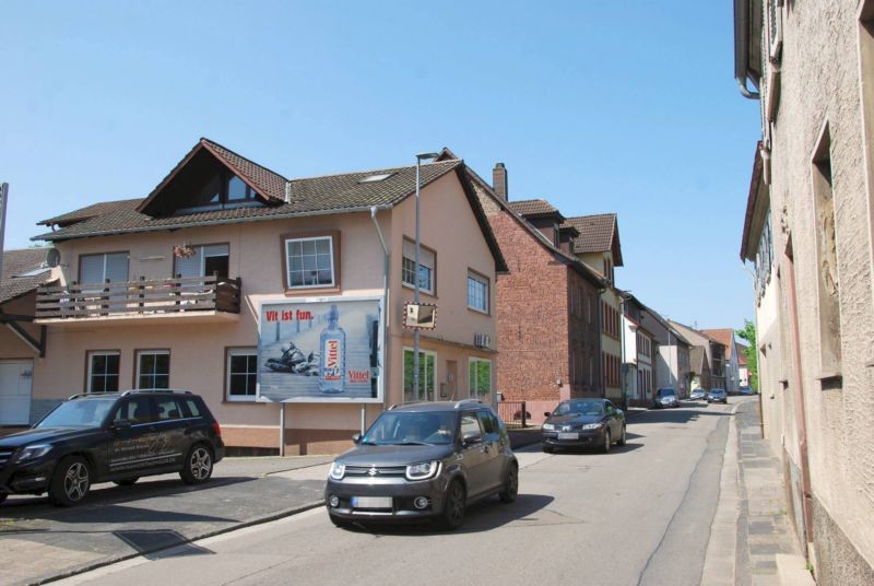 Hauptstr. 99/quer zur B 48 (rts)