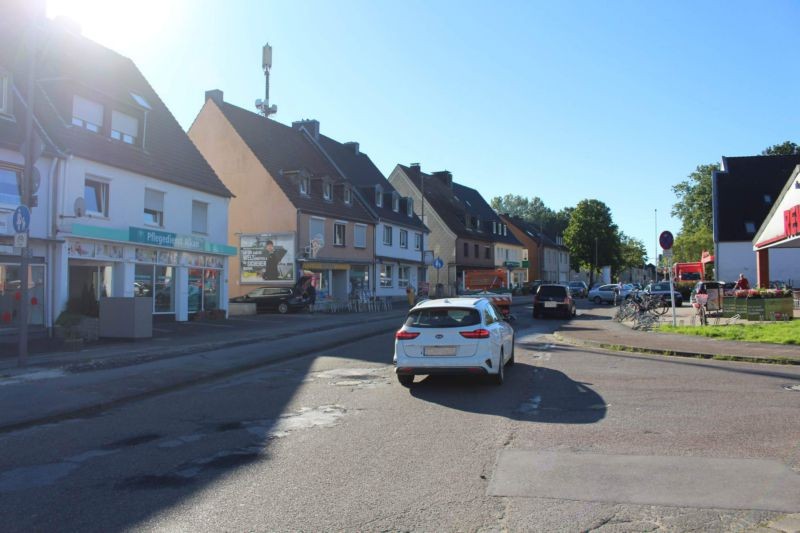 Bachackerweg 79 /geg. Rewe (quer am Giebel)