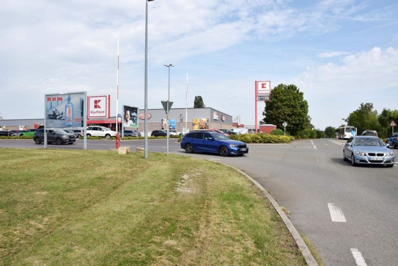 Humboldtstr. 90 /Kaufland/Einf/Sicht Autohaus (quer zur Str)