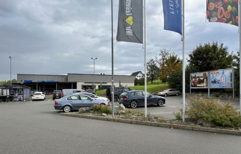 Beim Rothen-Kreuz 1/B 12 /Edeka/rts vom Eingang