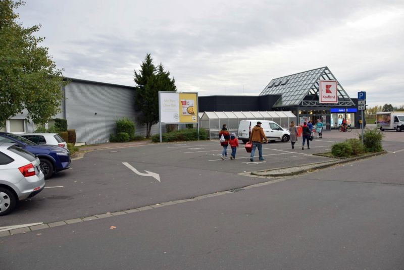 Kaltenborner Str /Kaufland/lks vom Eingang