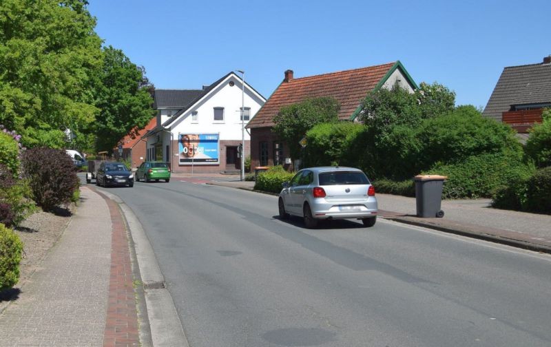 Grabsteder Str/Ecke Schulstr (quer am Giebel)