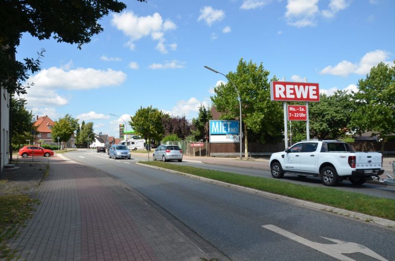Labesstr. 26-28 /Rewe/Einfahrt/lks (quer zur B 71)