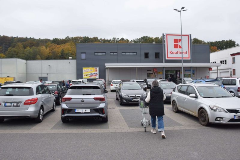 Robert-Koch-Str. 5 /Kaufland/lks vom Eingang