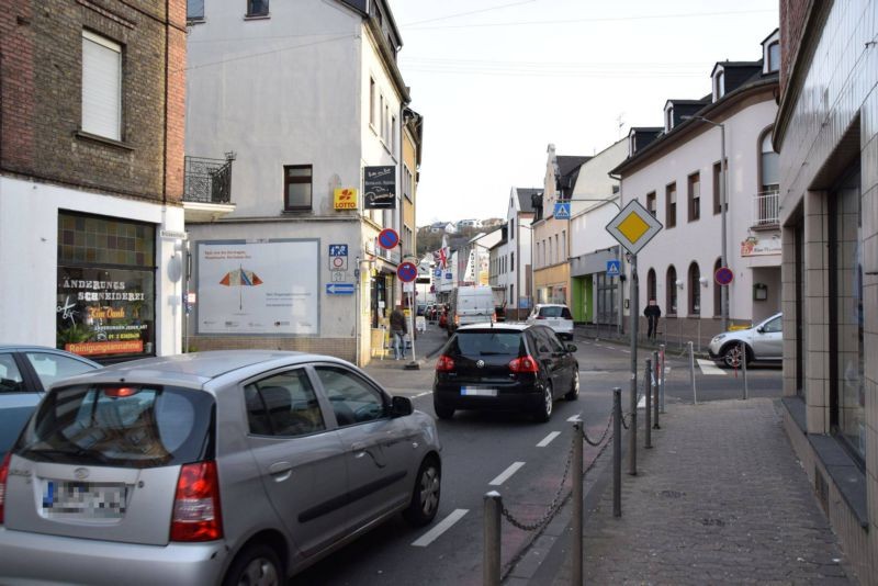 Bahnhofstr. 1 (quer am Giebel)