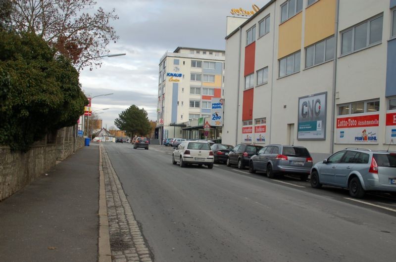 Marktbreiterstr. 11/Zufahrt Rewe/geg. dm-Drogerie