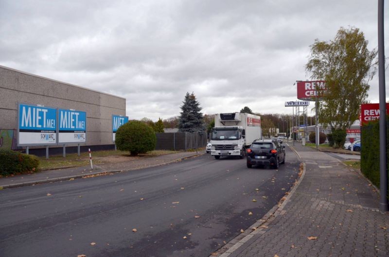 Magdeburger Str. 2/geg. Rewe/Einfahrt (lks)