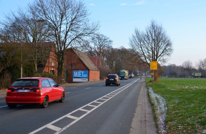 Kirchwistedter Hauptstr. 35/B 71 (quer am Giebel)