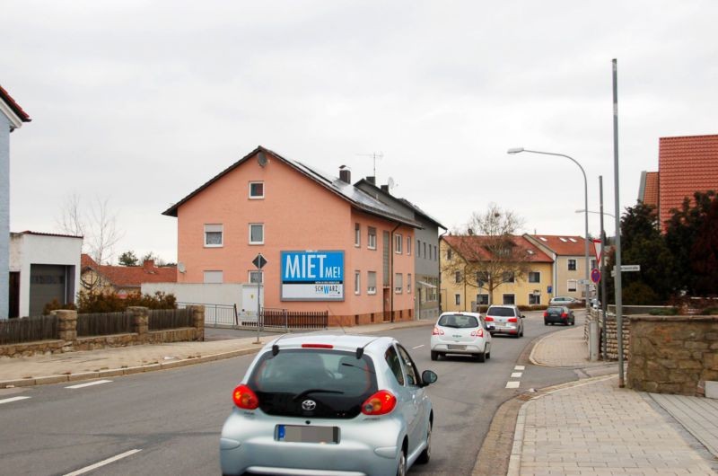 Schulstr. 35/Zufahrt Getrk-Markt Fichtl (quer am Giebel)