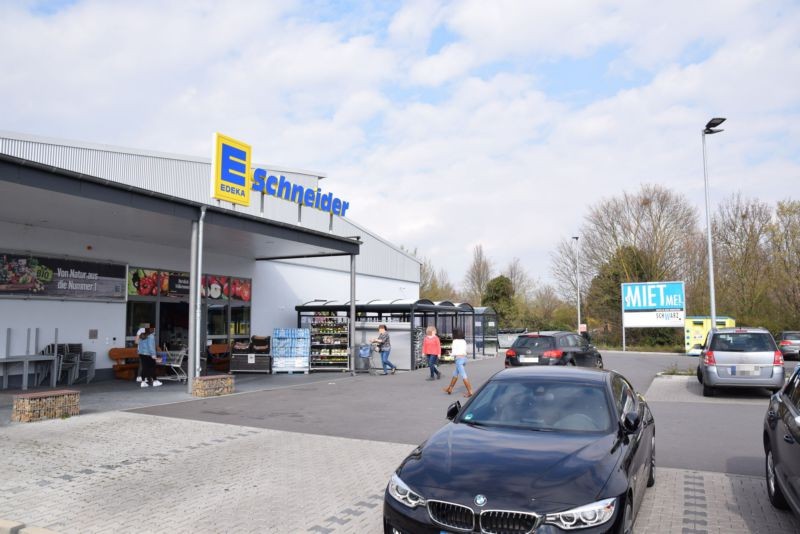 Im Keltenfeld 1 /Edeka/rts vom Eingang