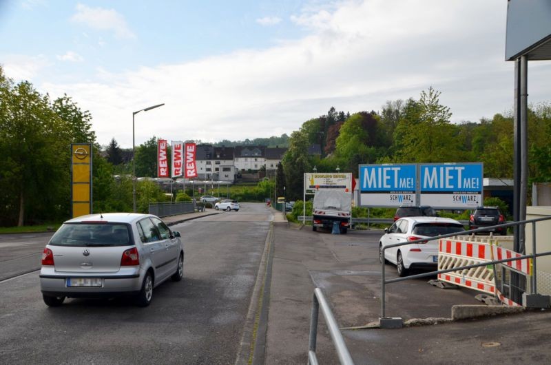 Stadionstr. 6/geg. Rewe/Einfahrt (quer)