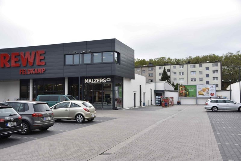 Blumenthalstr. 56 /Rewe/rts vom Eingang