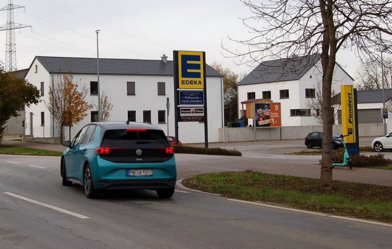 Weicheringer Str. 174 /Edeka/geg. Eingang (quer zur Str)