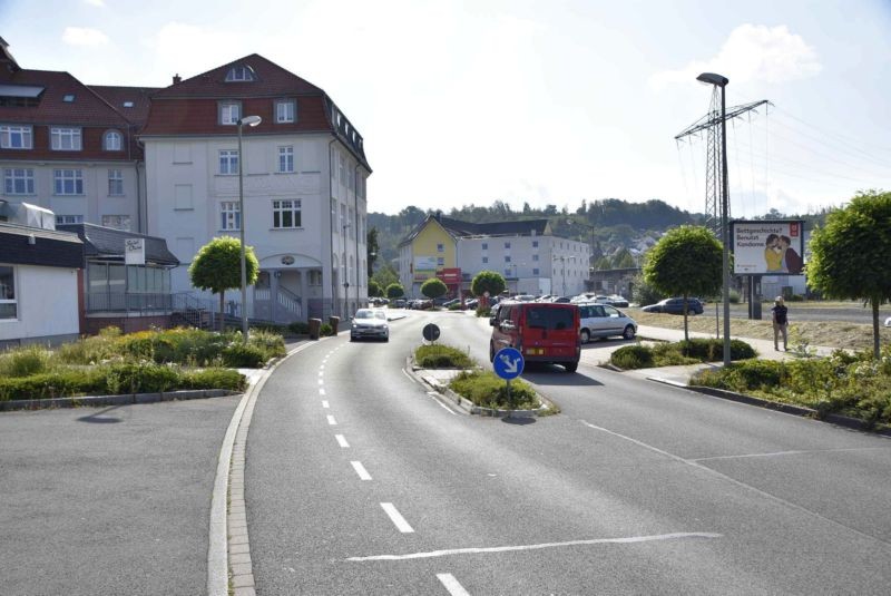 Bahnstr/neb. Penny/Einfahrt/WE rts (City-Star)