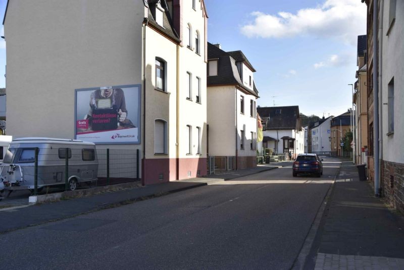 Johann-Baptist-Ludwig-Str. 18 (quer am Giebel)