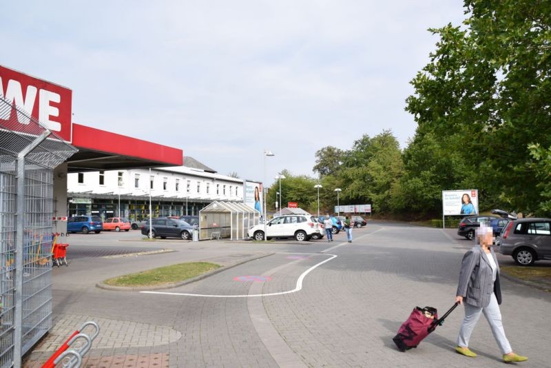 Hasselborner Str. 19-21 /Rewe/neb. Einfahrt