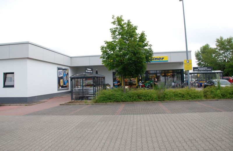 Prof.-Karl-Bohland-Str. 2 /Edeka/neb. Eingang (Wand)
