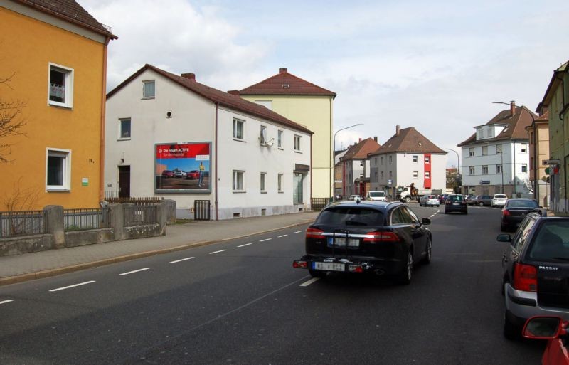 Frauenrichter Str. 72/Zufahrt Rewe/quer am Giebel (lks)