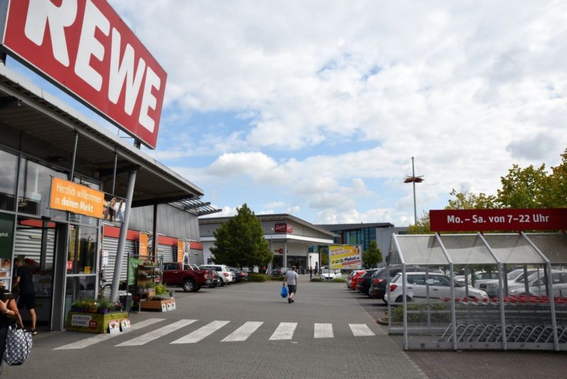 Im Schiff 7 /Rewe/rts vom Eingang/Sicht Rewe (lks)