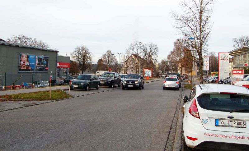 Albert-Schäffenacker-Str. 2/bei A.T.U/geg. Rewe/Einfahrt