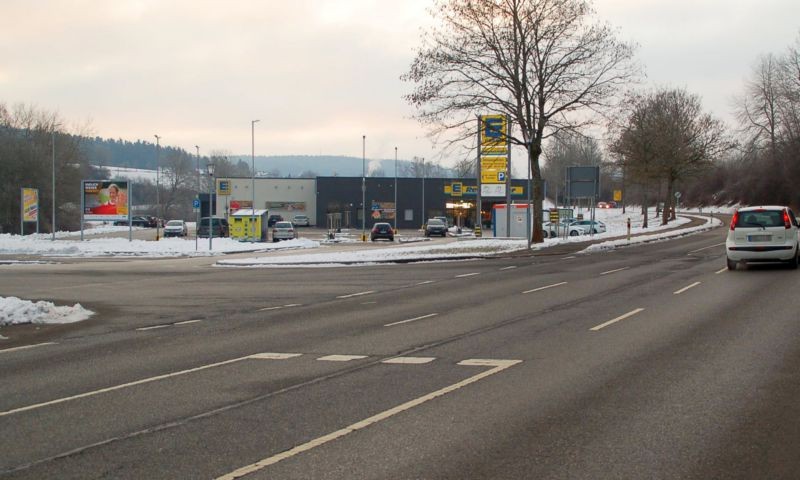 Schönaustr. 100 /Edeka/geg. Eingang/Sicht Bus-Bhf