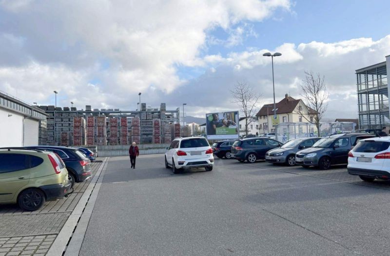 Basler Landstr. 30a /Edeka/rts vom Eingang (Sicht Edeka)