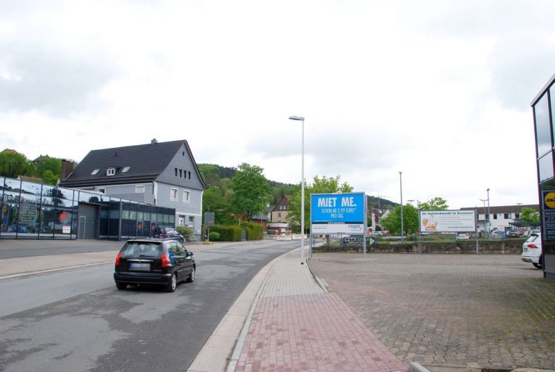 Neue Str. 36/Zufahrt Rewe + Lidl/geg. Tkst (WE rts)