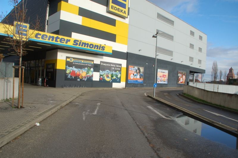 Stammheimer Str. 10 /E-Center/rts vom Eingang
