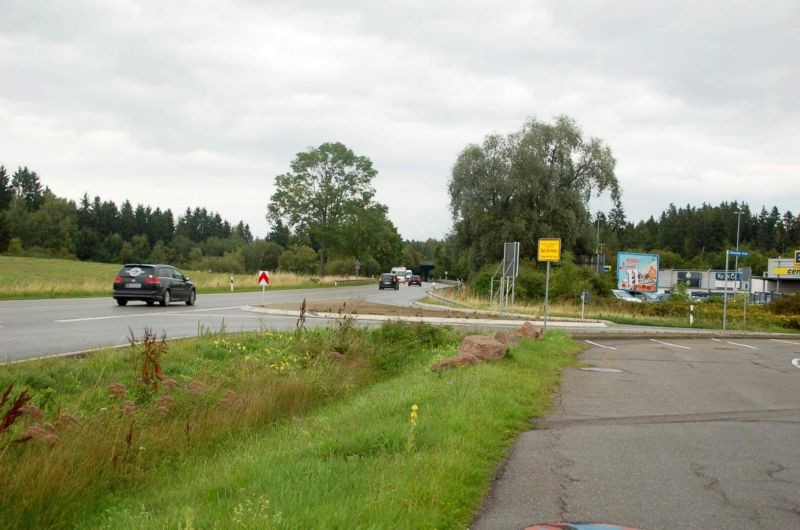 Schwenninger Str. 40 /E-Center/Einfahrt West/Sicht B 27
