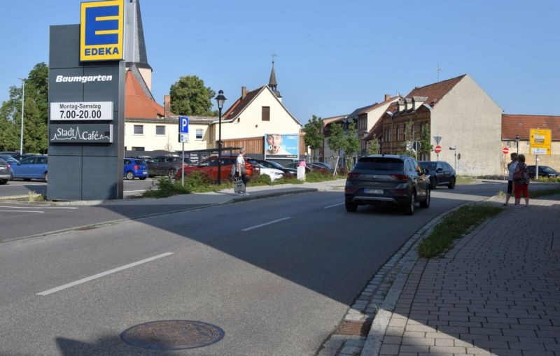 Ernst-Thälmann-Str. 4 /Edeka Baumgarten (quer zur Str)