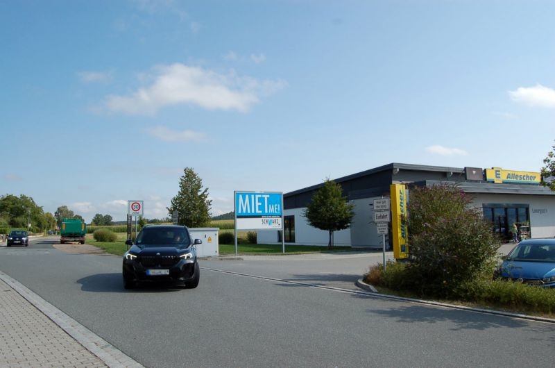 Orleitenweg 2 /Edeka/Einfahrt (quer zur Str)