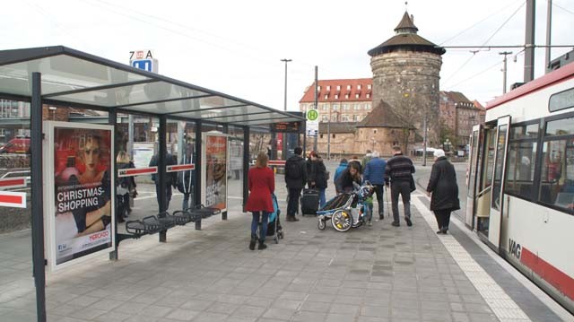 Bahnhofsplatz/Mittelinsel +