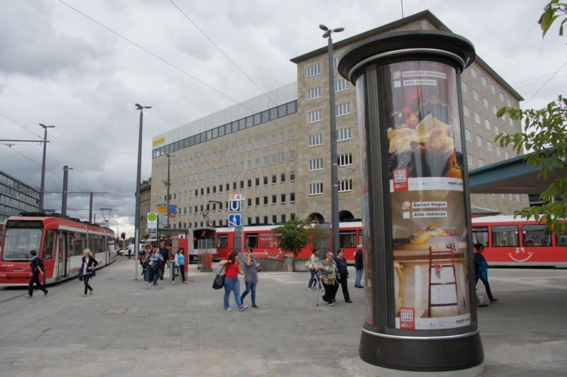 Bahnhofsplatz Mittelinsel - Aufgang Mitte  Säule