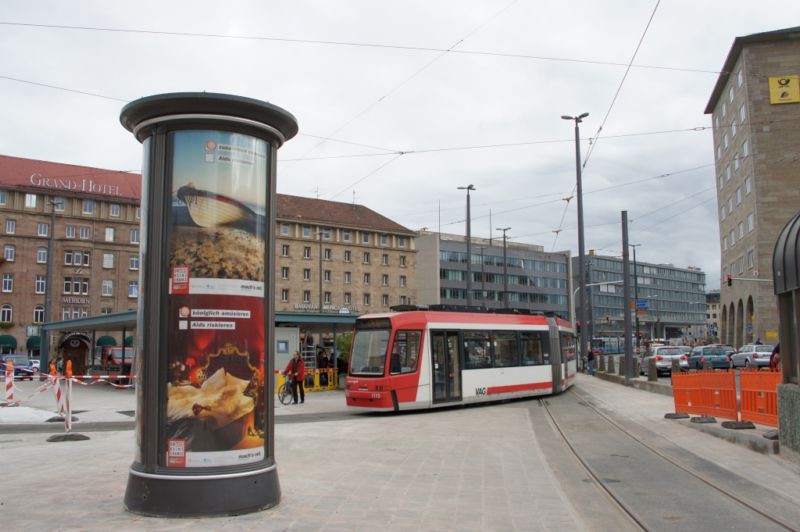 Bahnhofsplatz Mittelinsel - Aufzug  Säule