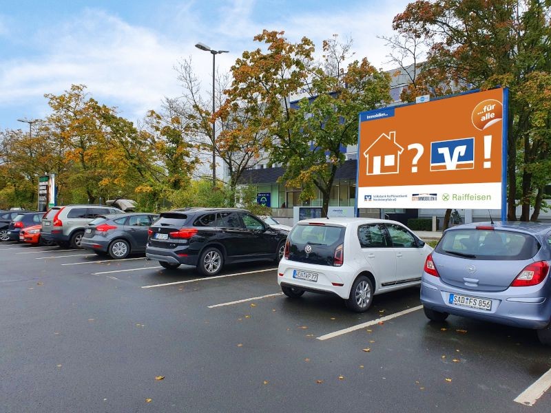 Leibnitzstr. - Großparkplatz an den Naabwiesen rechts