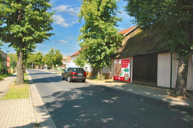 Nächst Neuendorfer Dorfstr (B 246)/Friedhofstr nh/Hst Nächst Neuendorf