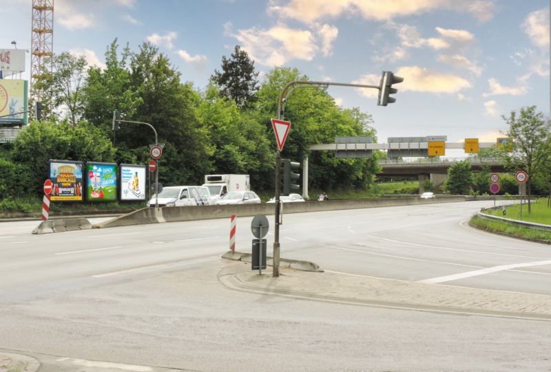 August-Horch-Str/Carl-Zeiss-Str re
