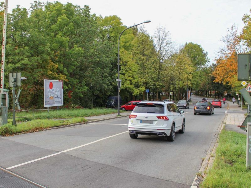 Schweigerstr/Sintzelstr/Nh Bahnübergang