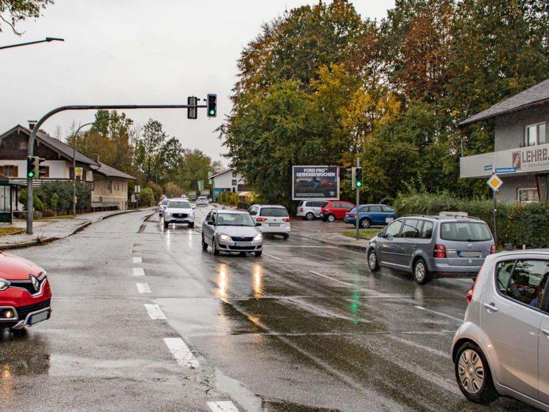 Hauptstr (B304)/Bahnhofstr 1 quer/-Stein an der Traun