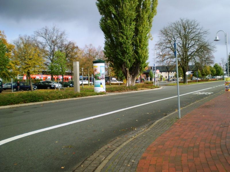 Bahnhofsvorplatz (Kleinbahnstr. geg. 1a)