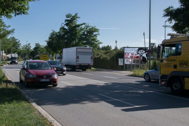 Meraner Str.  / DJK-Sportgelände mi. Einf. li