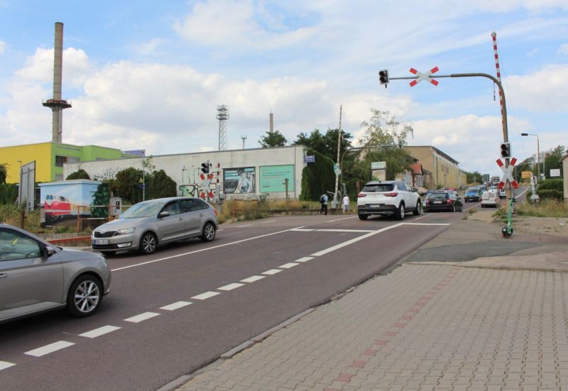 Magdeburger Str. (B71)  Bahnübergang links