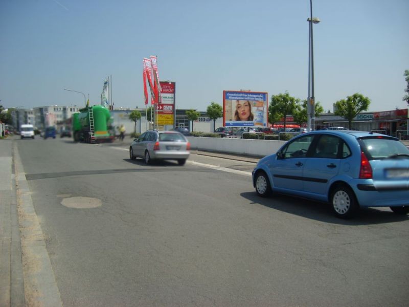 Lagerstr. 5 / Fachmarktzentrum u. Rewe quer VS