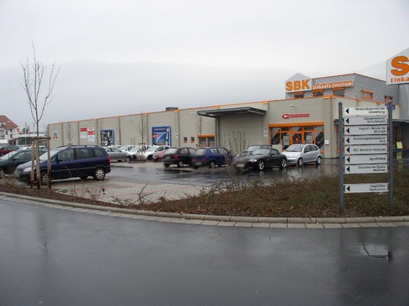 Sant-Ambrogio-Ring 6 / Eing. Sparkasse li.