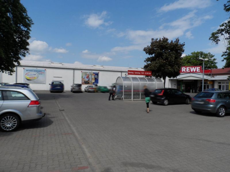 Putlitzer Str. 39 c-e  / Rewe li. neb. Eing.