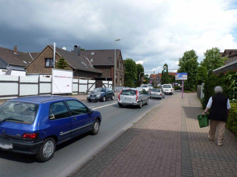 Dinslakener Str. (K 17)  / Bahnhofstr. 70