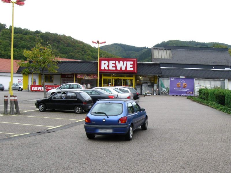 Neuwieder Str. 107  re. neb. Eing.