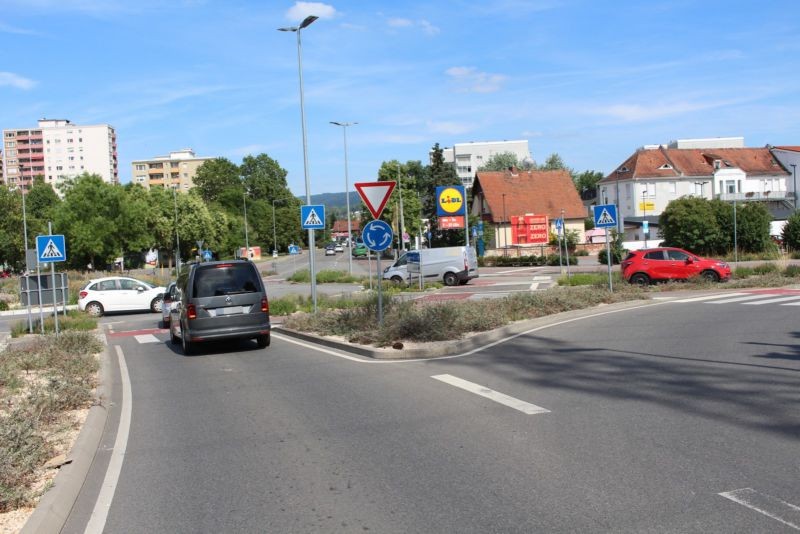 Schwanheimer Str. 126  geg. Berliner Ring / Lidl Einf. quer